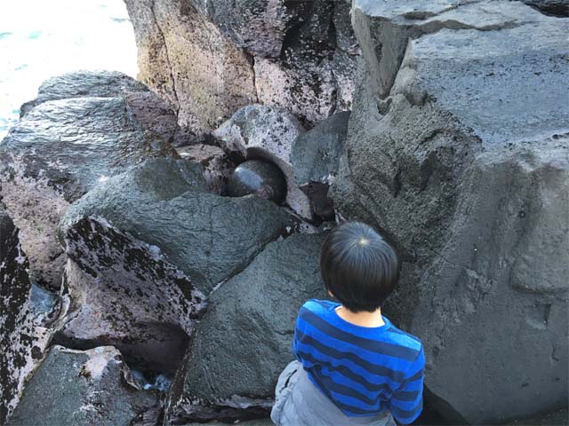 完全にまん丸なかんのん浜ポットホールのボール