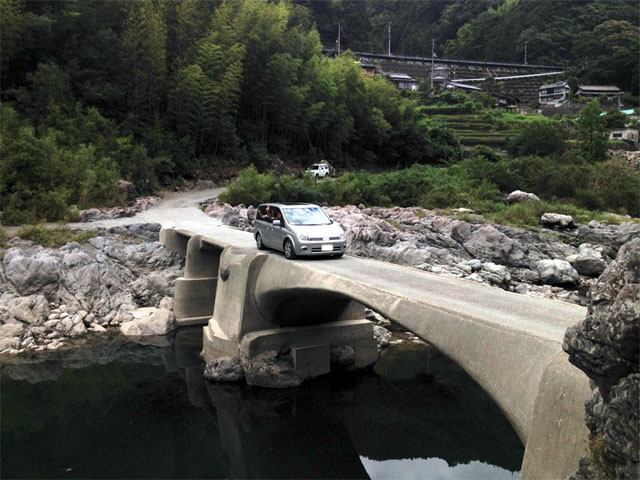 久喜沈下橋を車で渡る