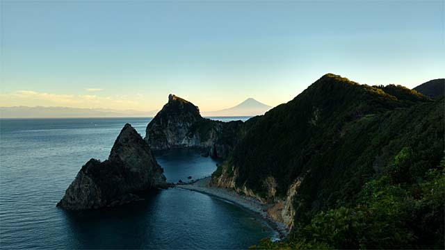 雲見夕陽と潮騒の岬オートキャンプ場から見下ろす駿河湾