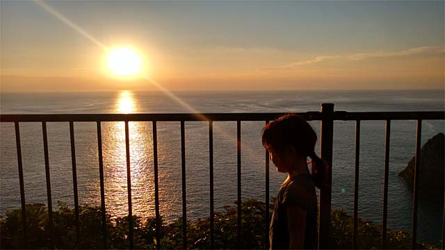 雲見夕陽と潮騒の岬オートキャンプ場から見る夕陽