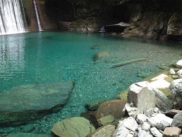 水晶淵上流の砂防堰堤